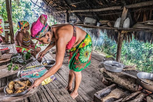 Preparing fish for visitors to the Embera community