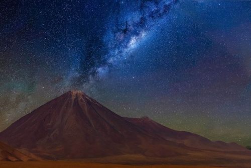 Milky way in Licancabur volcano at Atacama Desert © Fotografo de los Andes/Shutterstock
